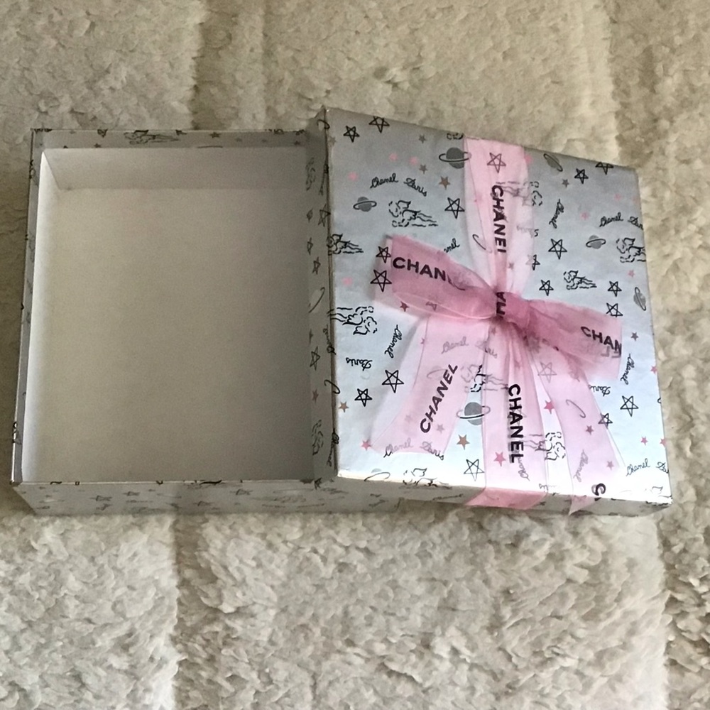 Vintage Chanel Paris Empty Gift Box with Signature Ribbon - Angels and Planets - Picture 11 of 13